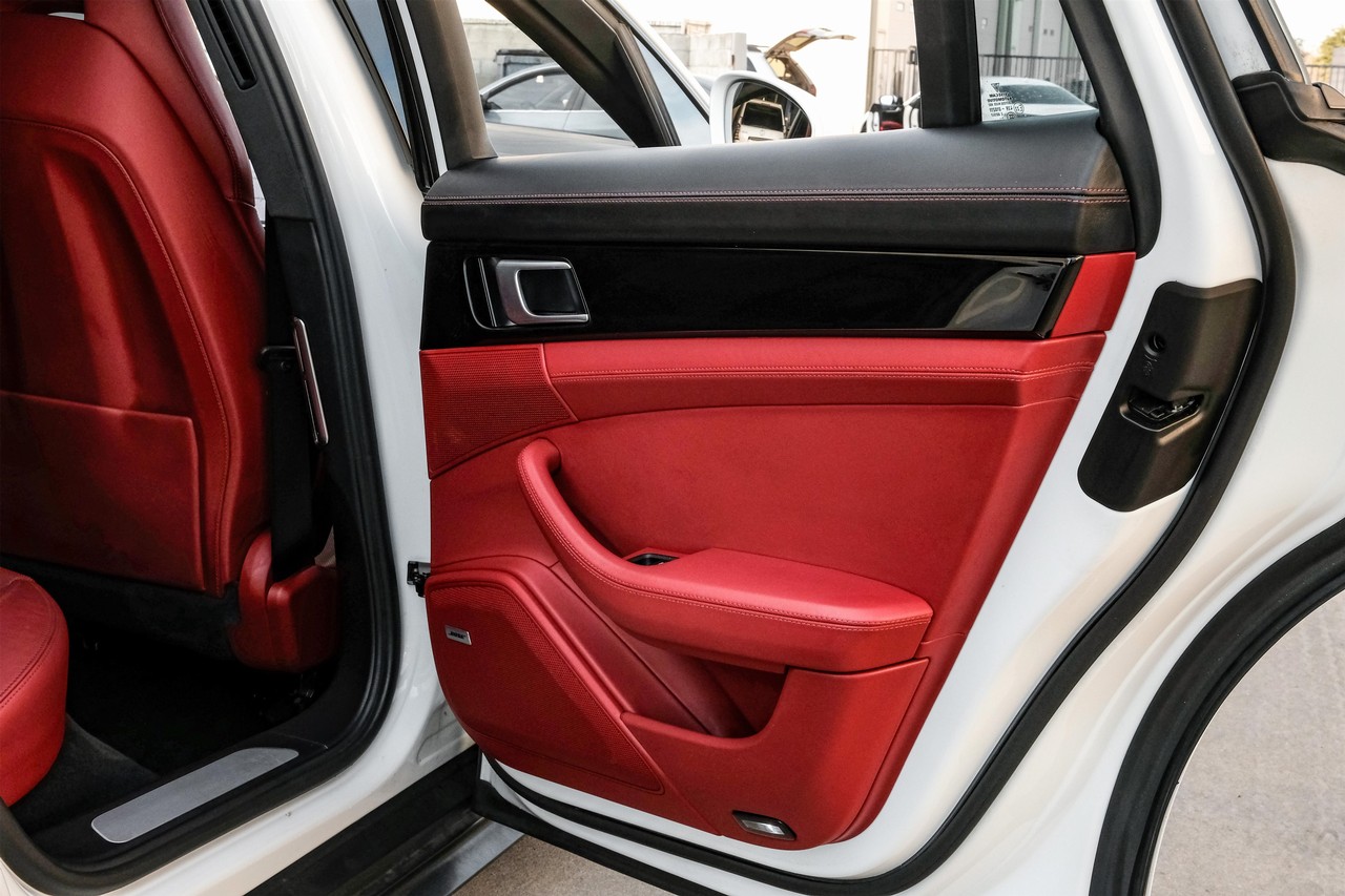 Porsche Panamera Vehicle Main Gallery Image 54