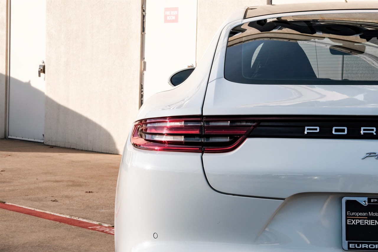 Porsche Panamera Vehicle Main Gallery Image 56