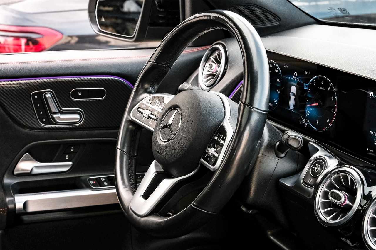 Mercedes-Benz GLB Vehicle Main Gallery Image 14