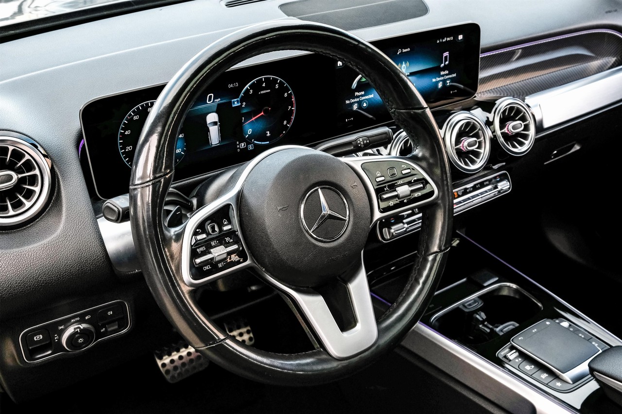 Mercedes-Benz GLB Vehicle Main Gallery Image 16