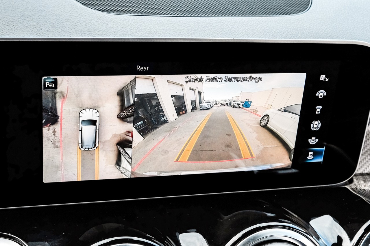 Mercedes-Benz GLB Vehicle Main Gallery Image 23