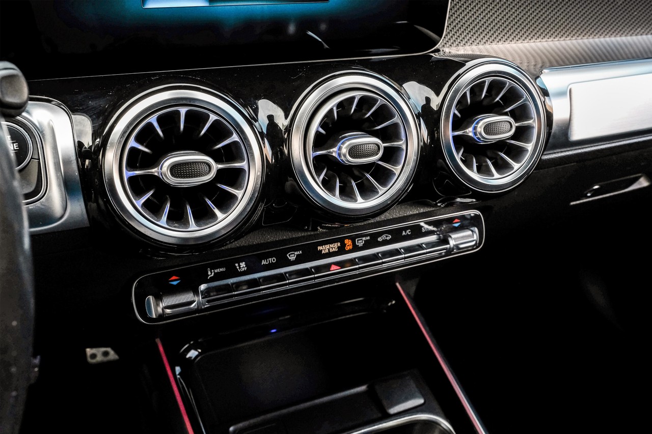 Mercedes-Benz GLB Vehicle Main Gallery Image 26