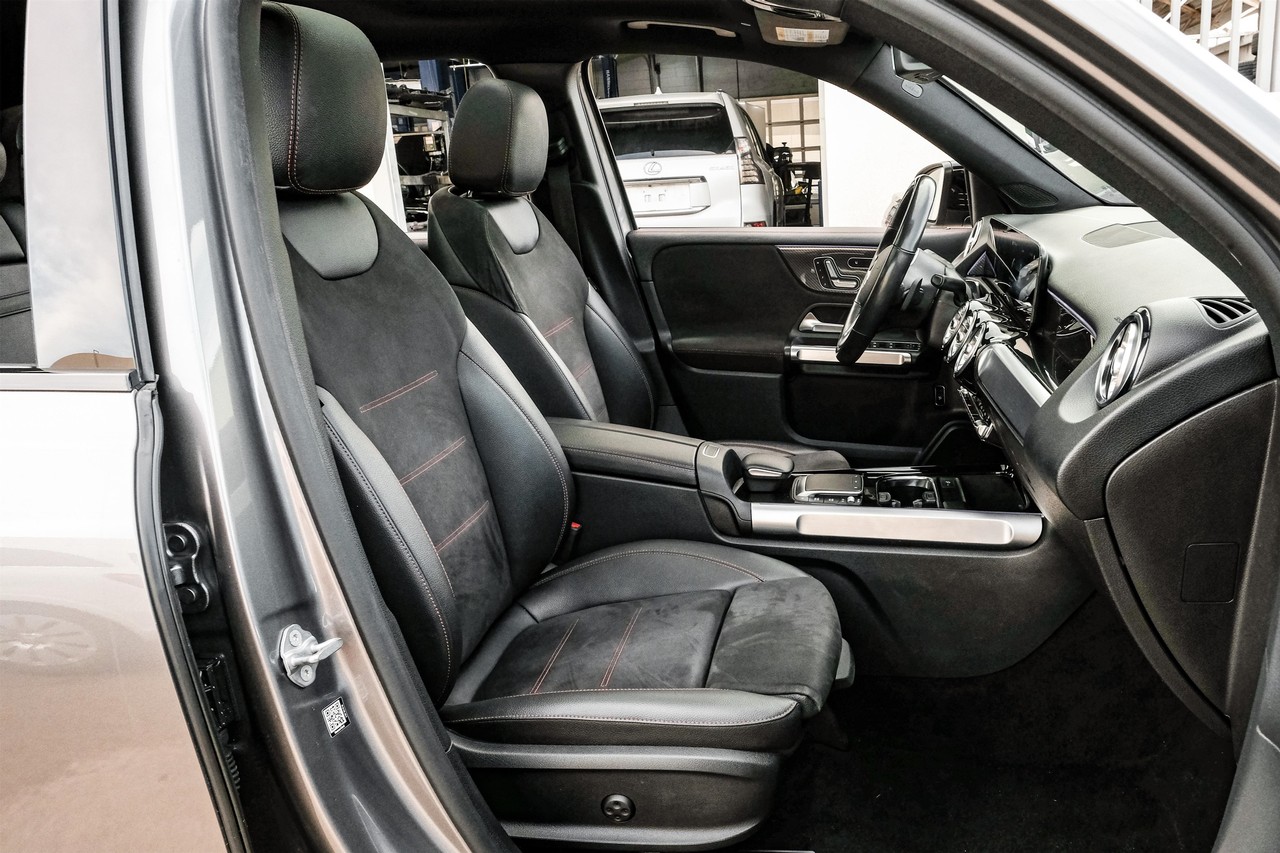 Mercedes-Benz GLB Vehicle Main Gallery Image 34