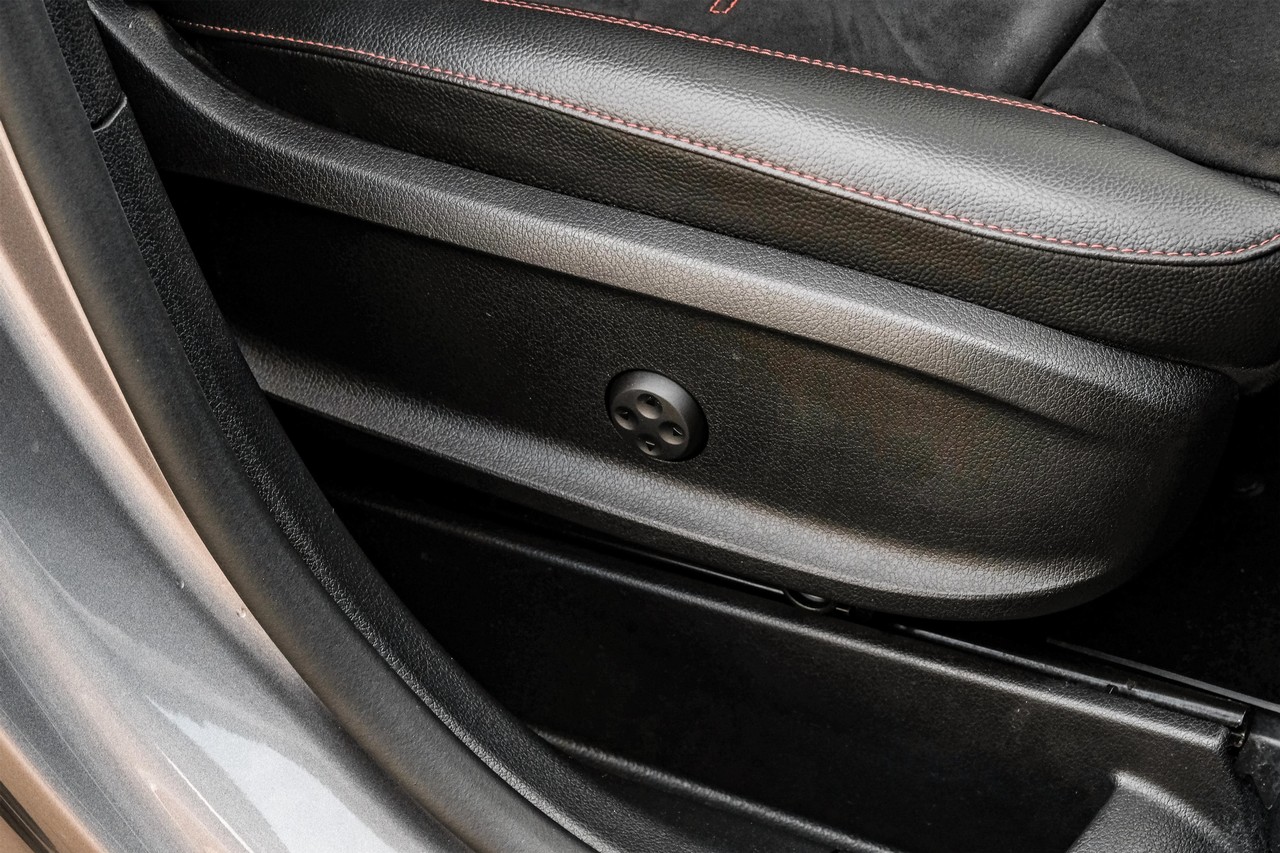 Mercedes-Benz GLB Vehicle Main Gallery Image 36