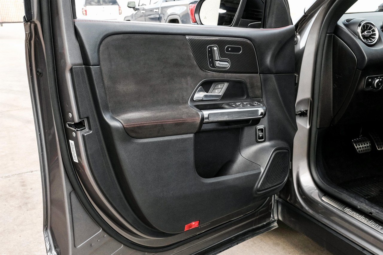 Mercedes-Benz GLB Vehicle Main Gallery Image 44