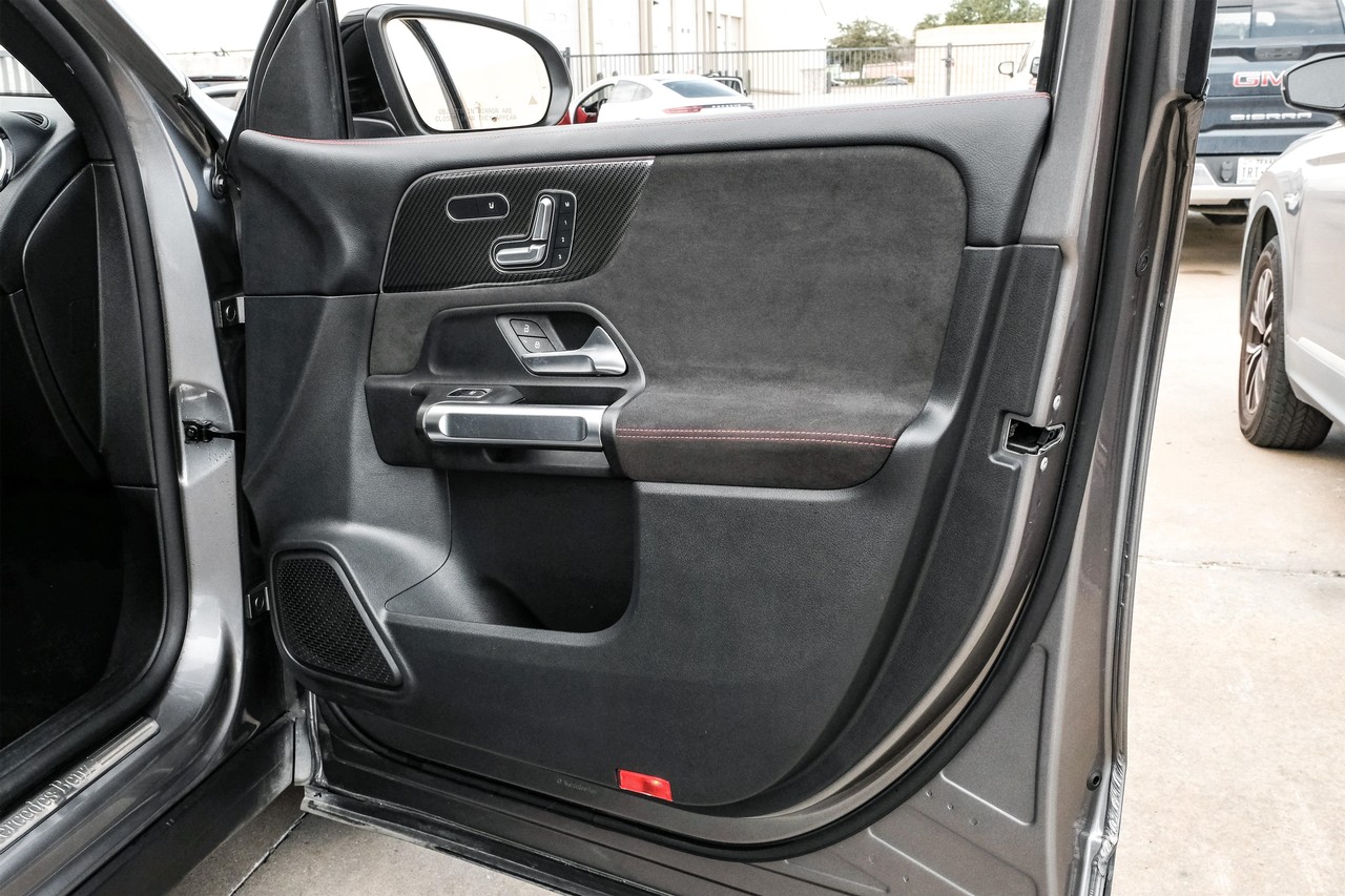 Mercedes-Benz GLB Vehicle Main Gallery Image 49