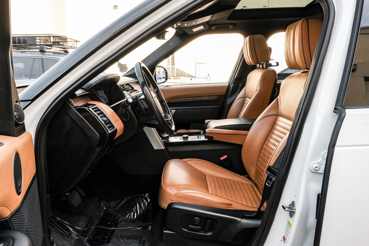 Land Rover Discovery Vehicle Main Gallery Image 04