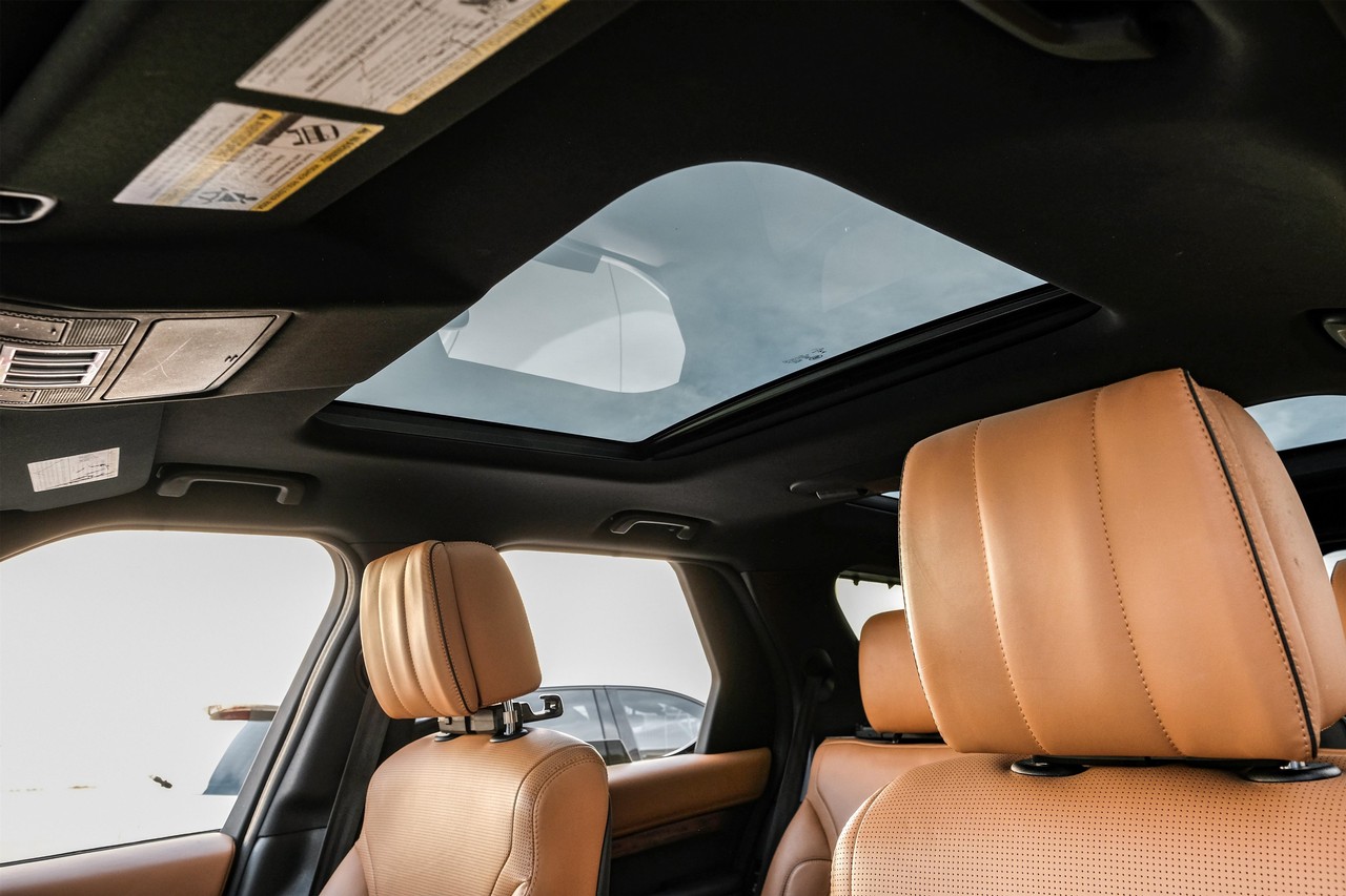 Land Rover Discovery Vehicle Main Gallery Image 05