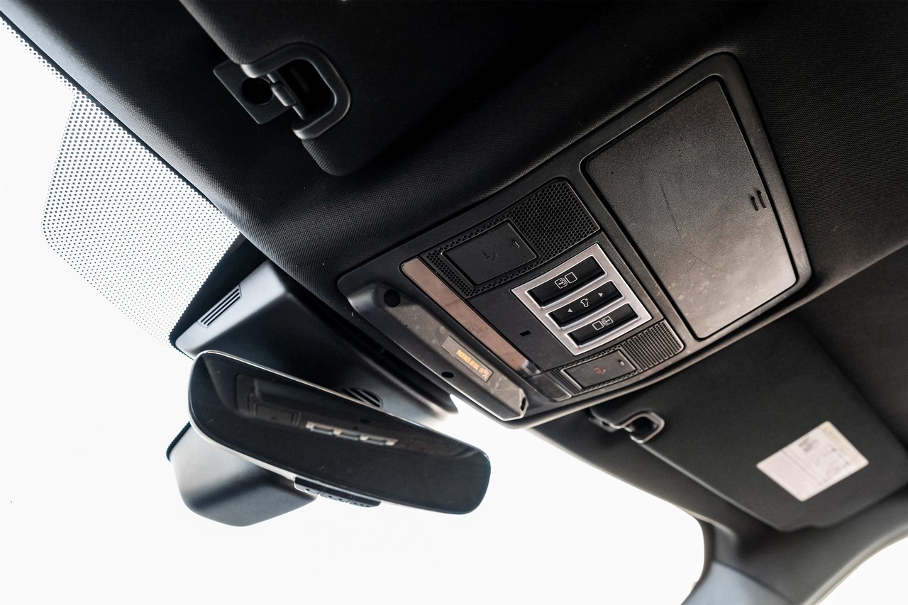 Land Rover Discovery Vehicle Main Gallery Image 28