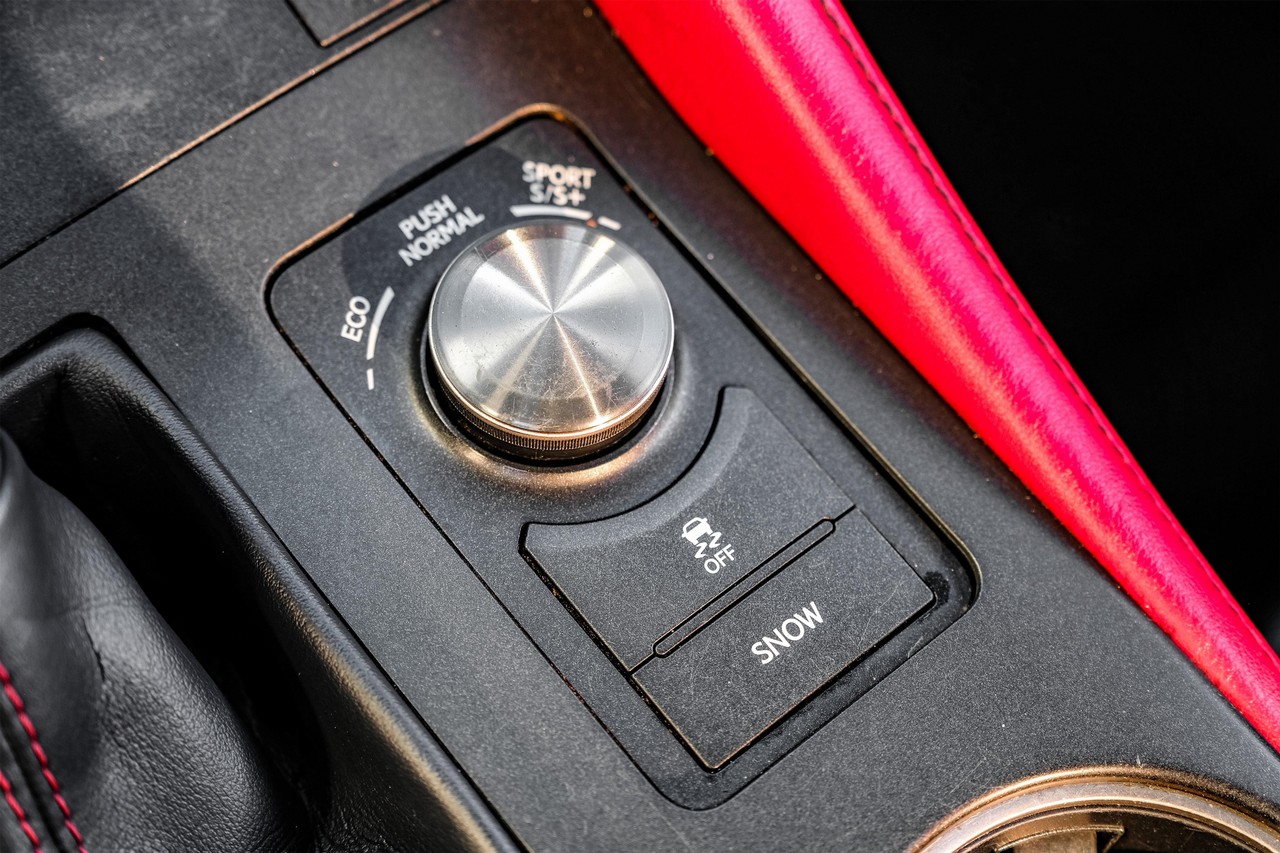 Lexus RC F Vehicle Main Gallery Image 25