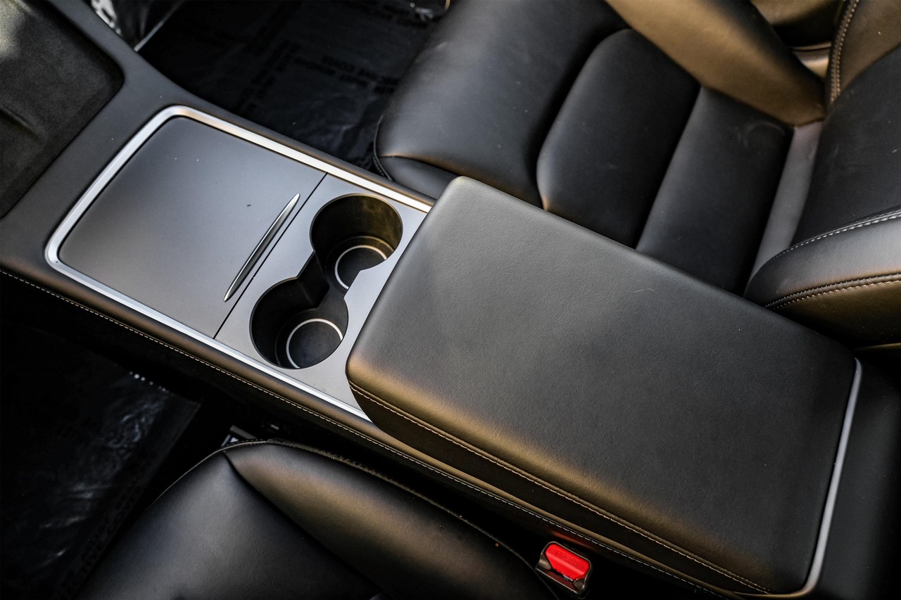 Tesla Model 3 Vehicle Main Gallery Image 23