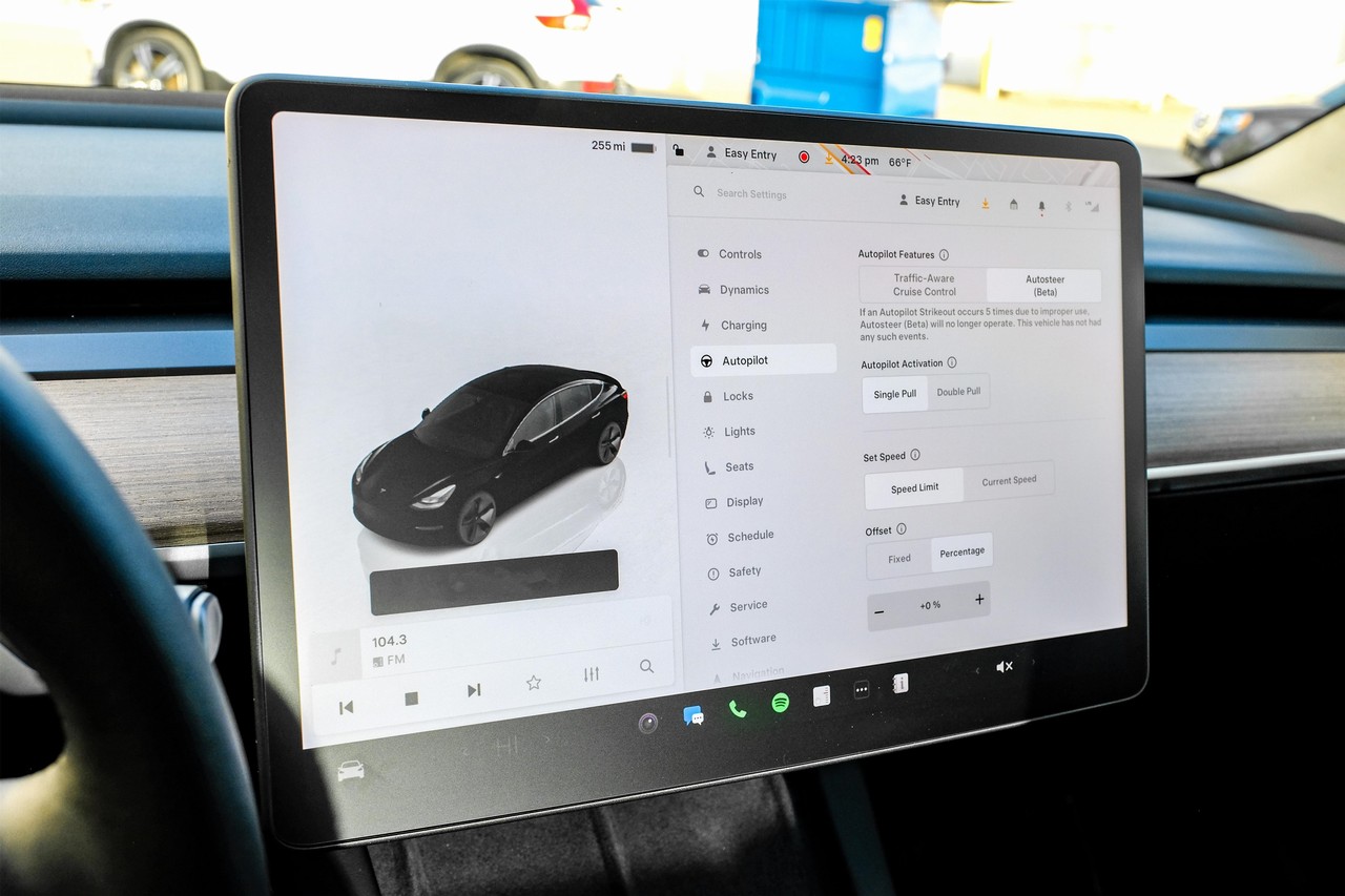 Tesla Model 3 Vehicle Main Gallery Image 27