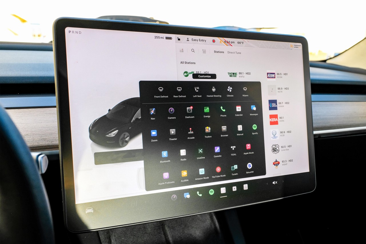 Tesla Model 3 Vehicle Main Gallery Image 30