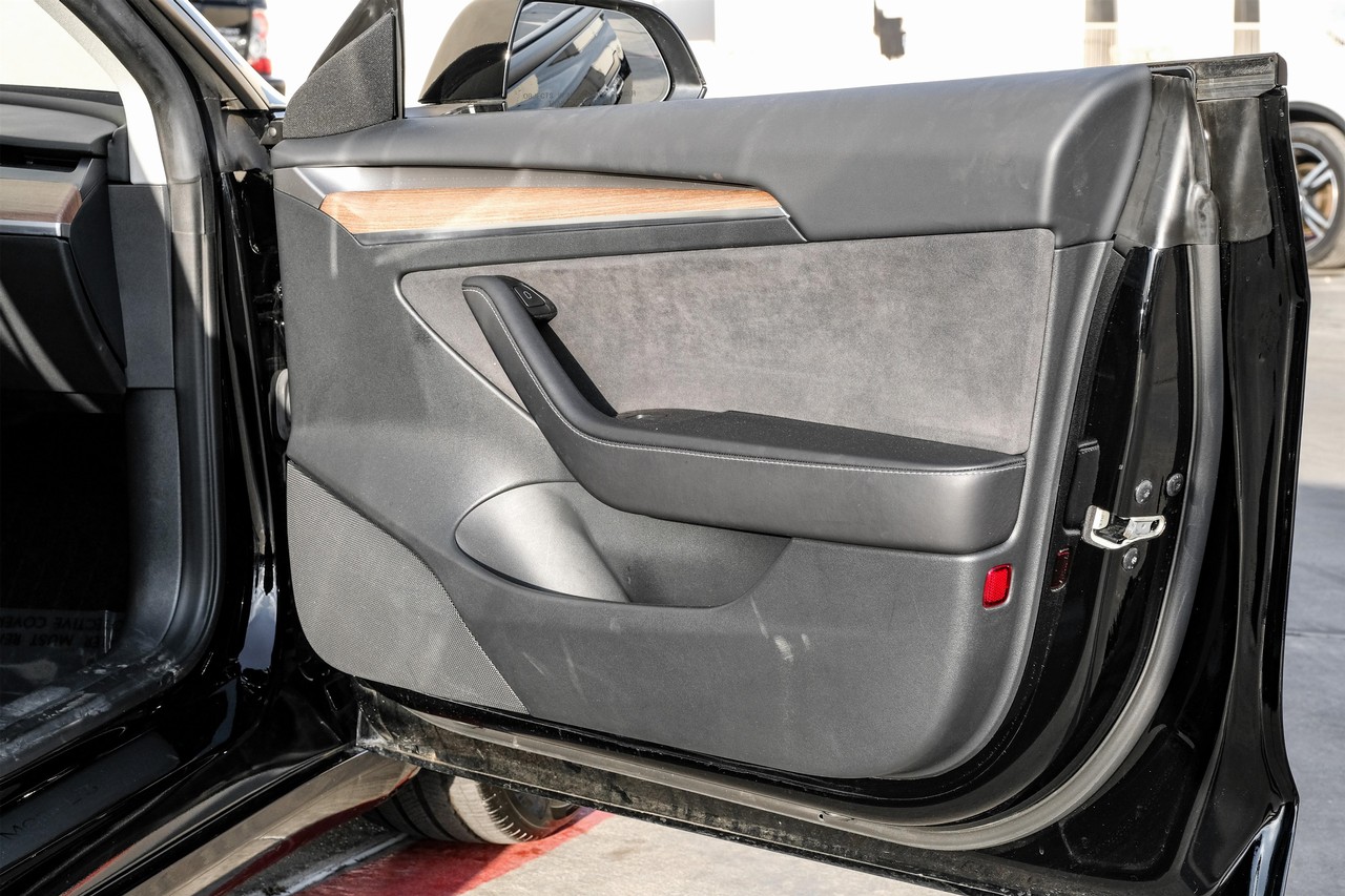 Tesla Model 3 Vehicle Main Gallery Image 43