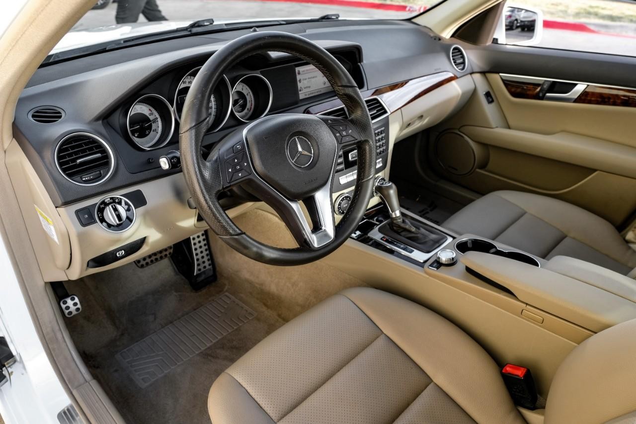 Mercedes-Benz C 300 Vehicle Main Gallery Image 03