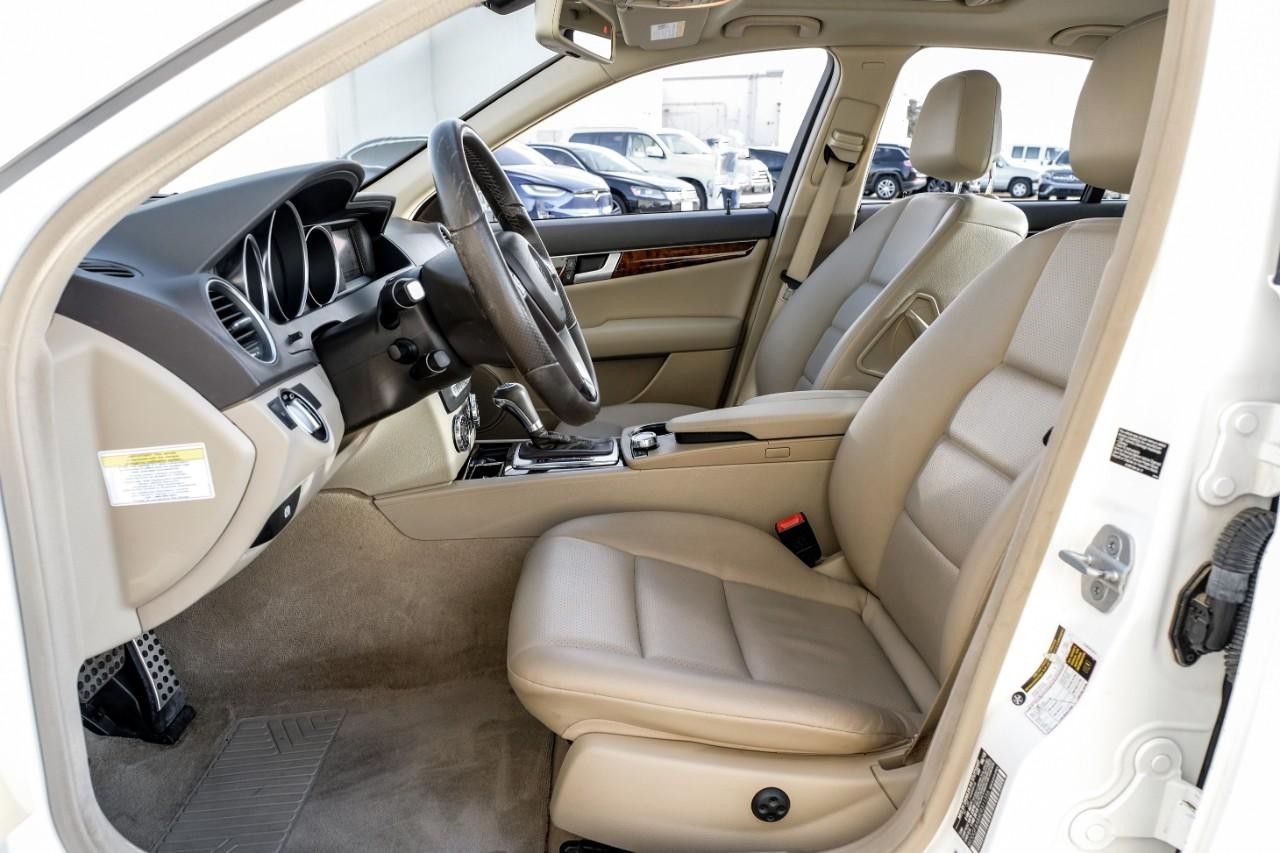 Mercedes-Benz C 300 Vehicle Main Gallery Image 04