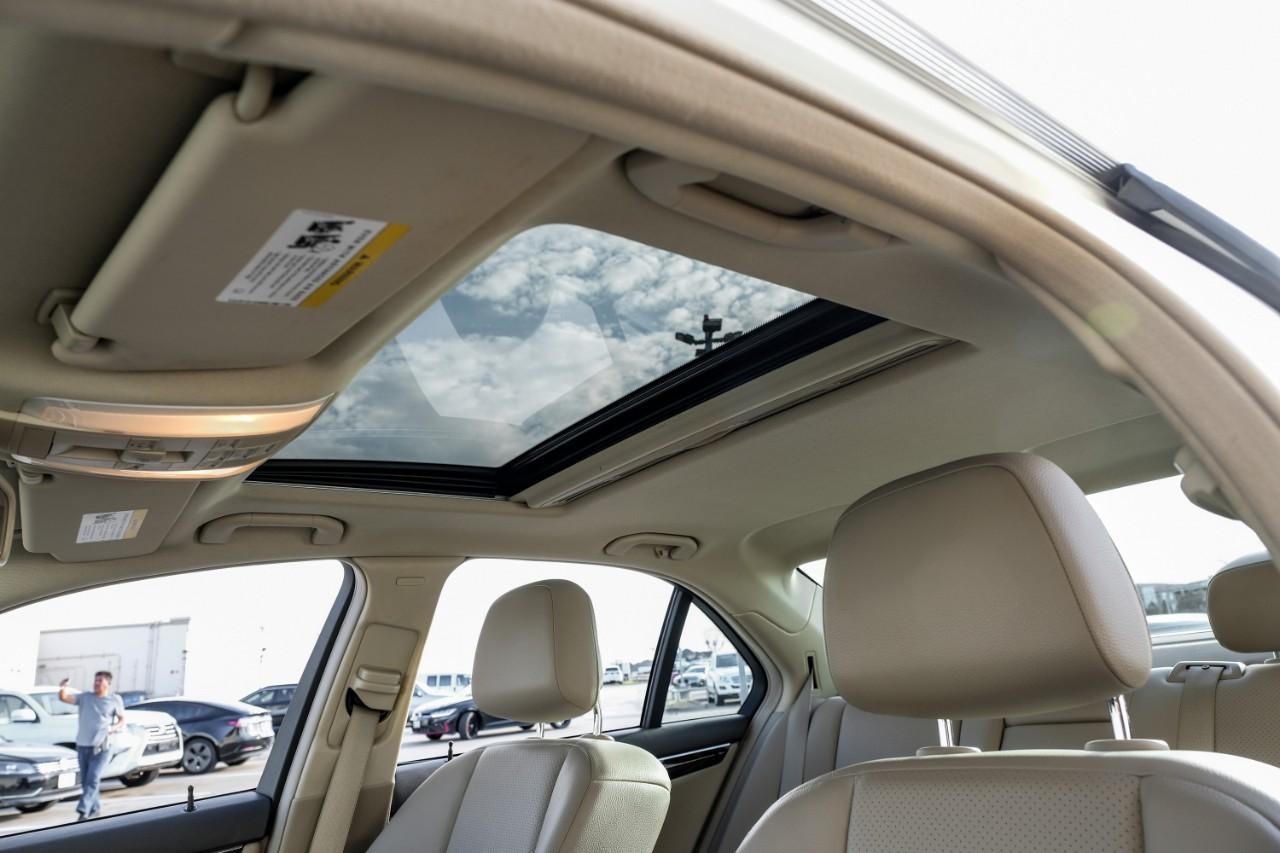 Mercedes-Benz C 300 Vehicle Main Gallery Image 05