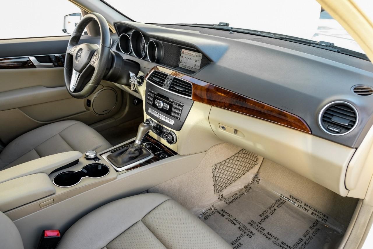 Mercedes-Benz C 300 Vehicle Main Gallery Image 13