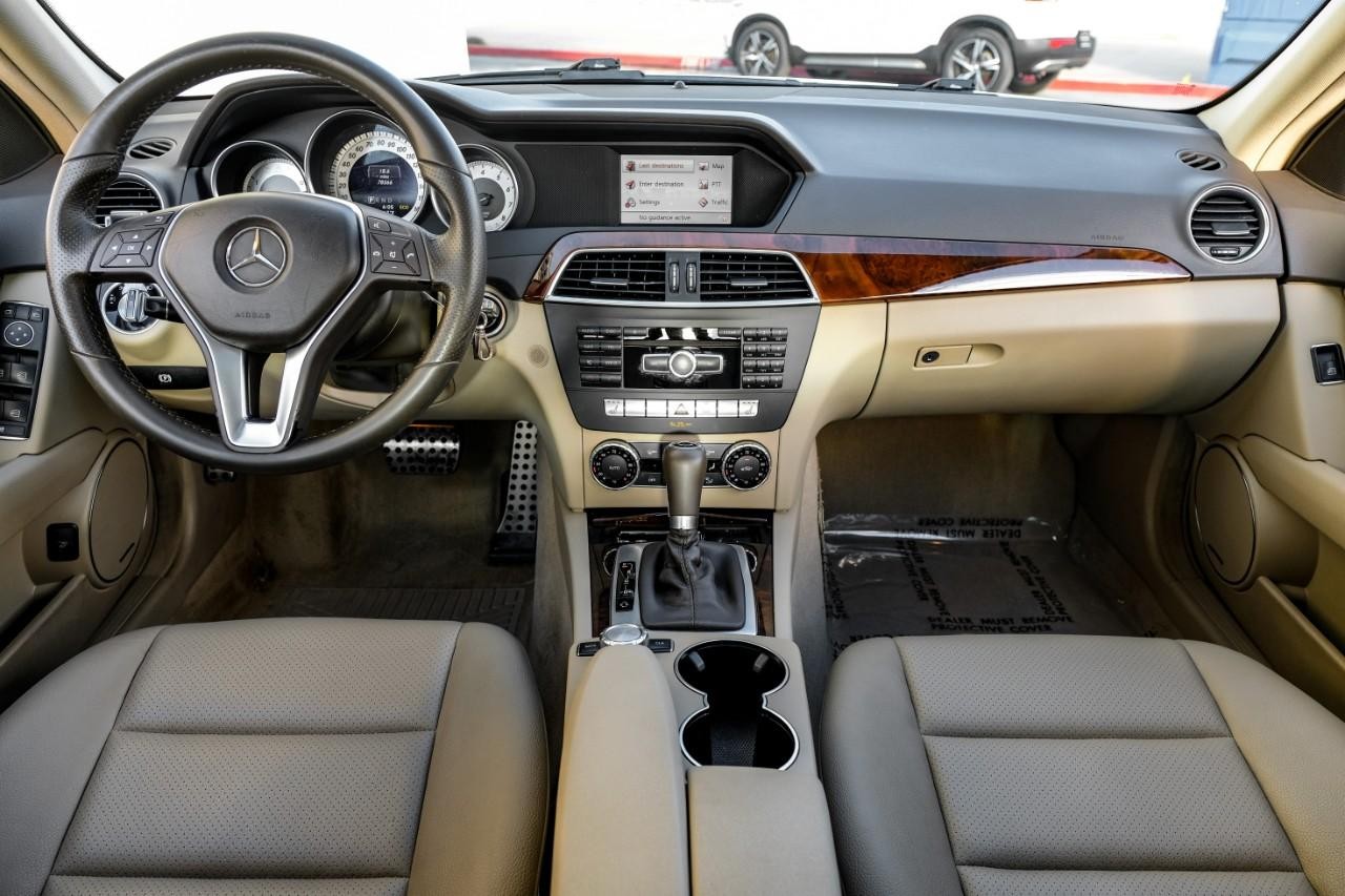 Mercedes-Benz C 300 Vehicle Main Gallery Image 15