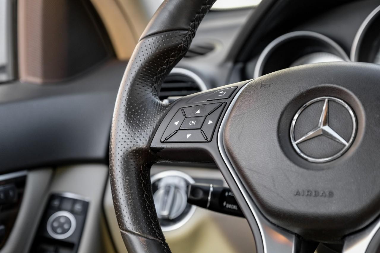 Mercedes-Benz C 300 Vehicle Main Gallery Image 18