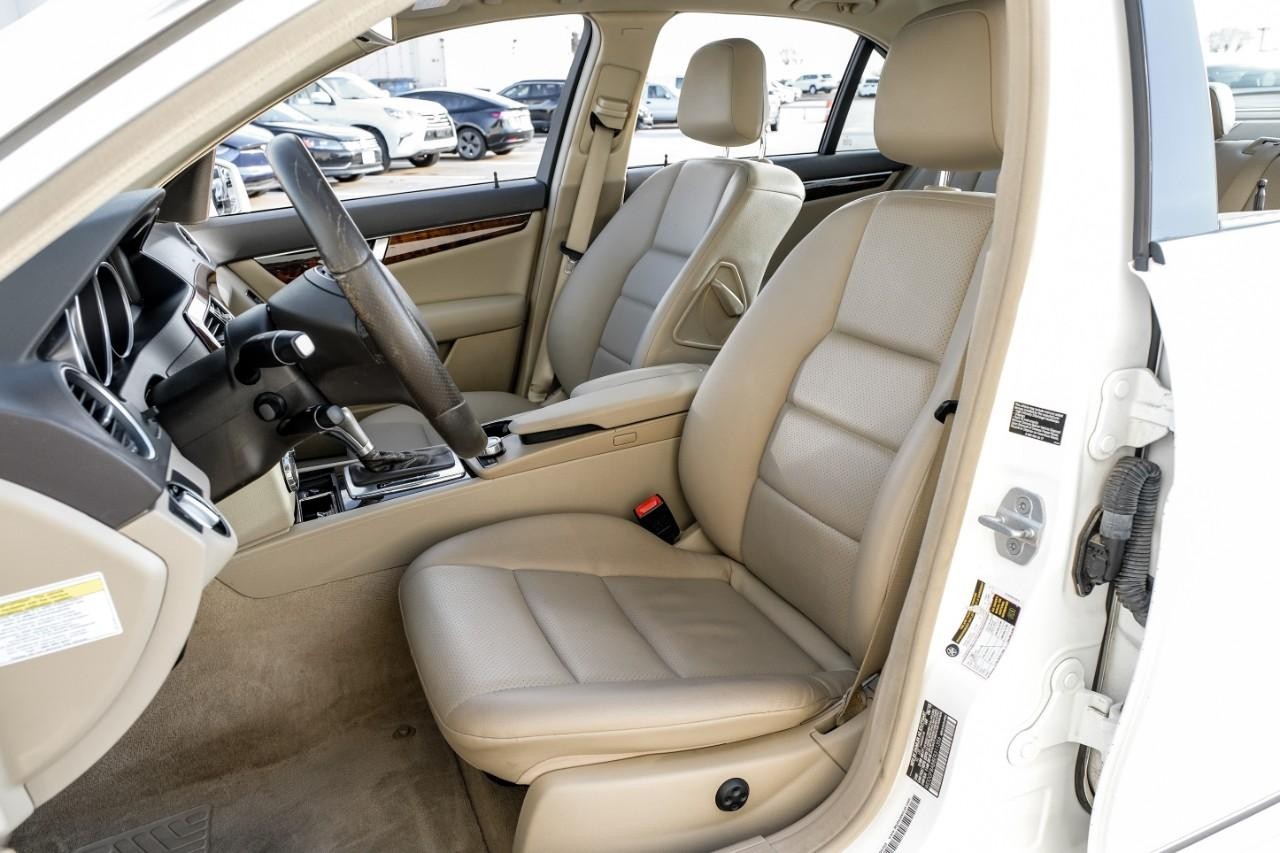 Mercedes-Benz C 300 Vehicle Main Gallery Image 32