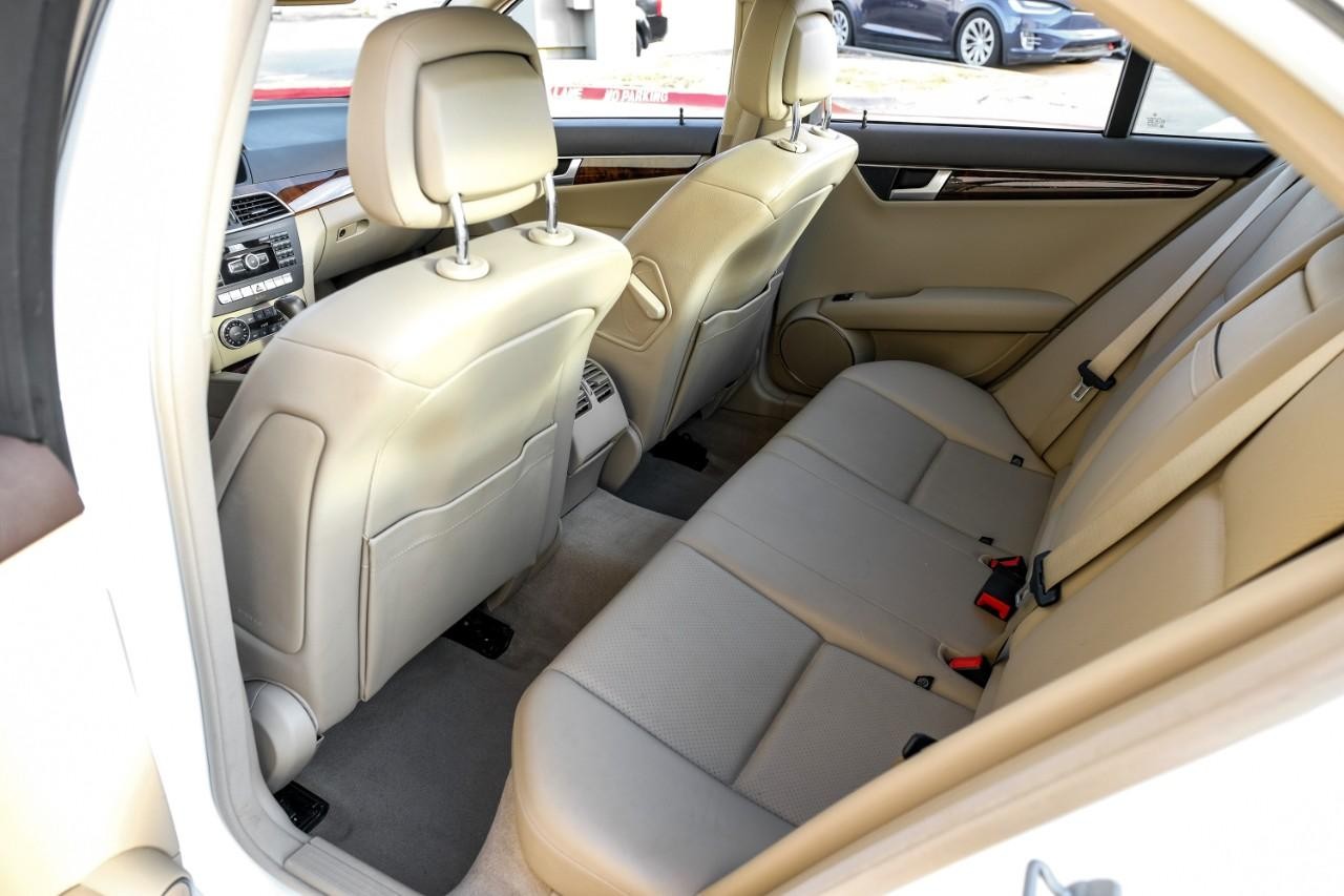 Mercedes-Benz C 300 Vehicle Main Gallery Image 37
