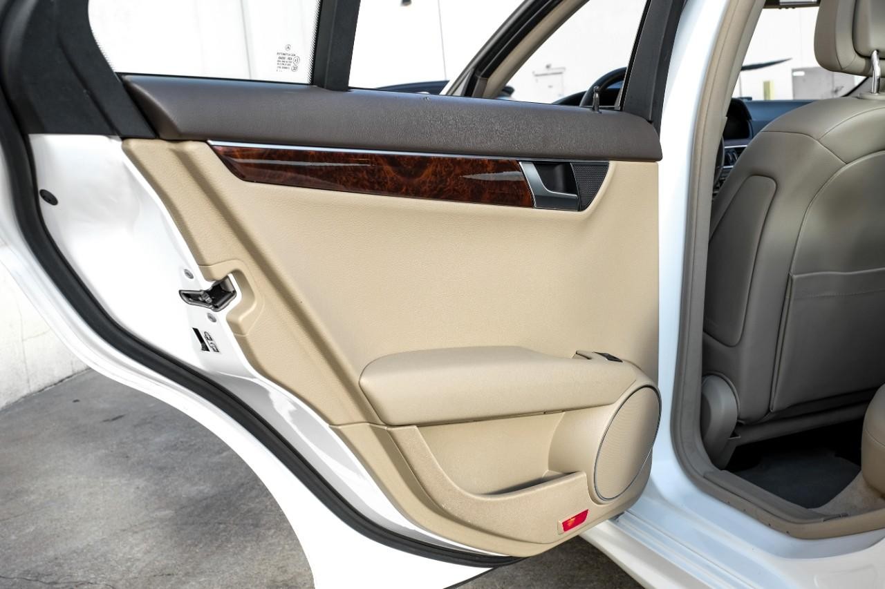 Mercedes-Benz C 300 Vehicle Main Gallery Image 44