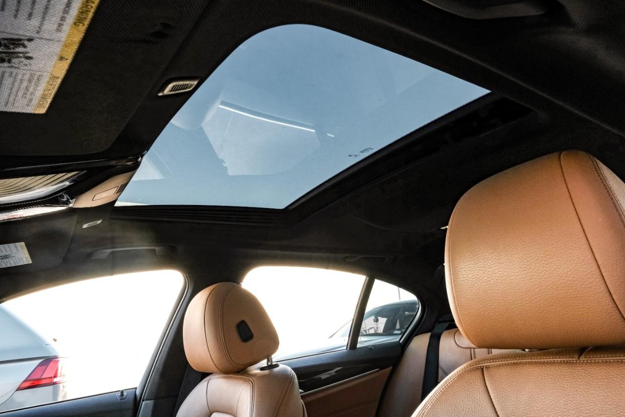 BMW 540i Vehicle Main Gallery Image 05