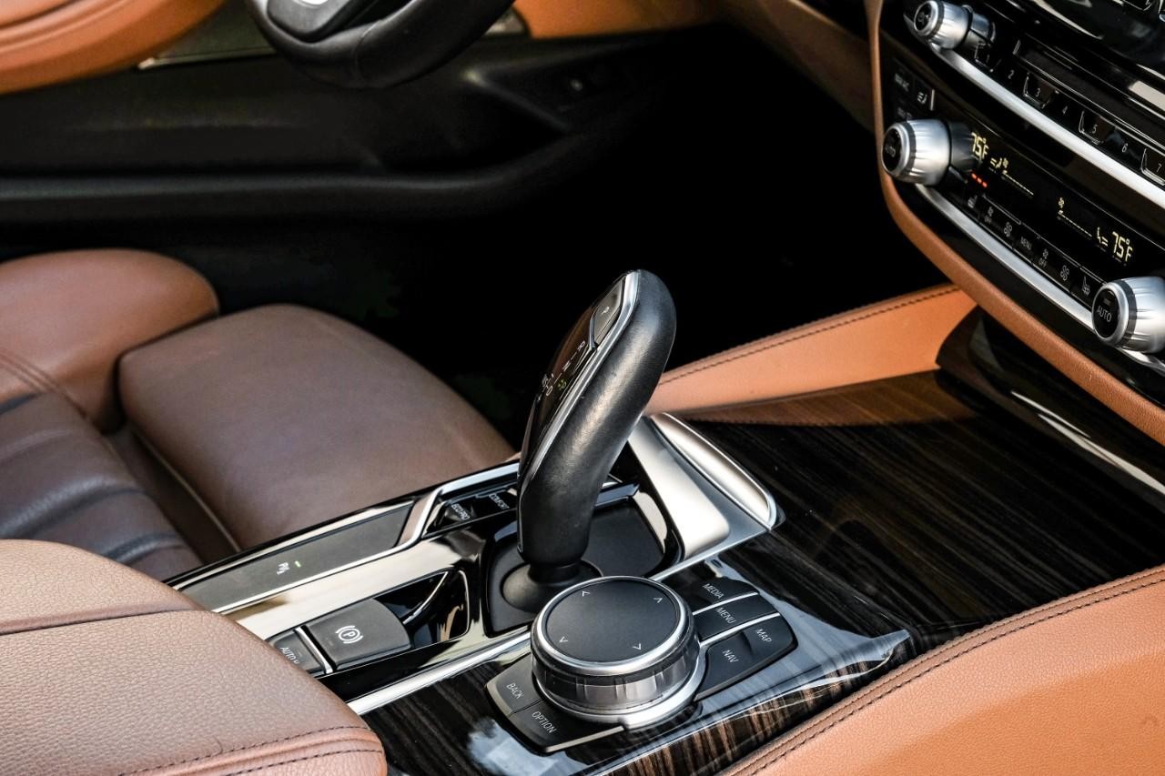 BMW 540i Vehicle Main Gallery Image 25