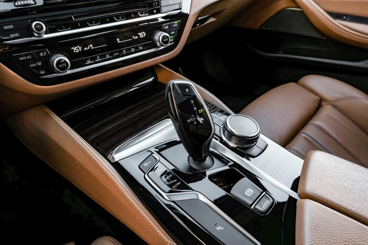 BMW 540i Vehicle Main Gallery Image 26