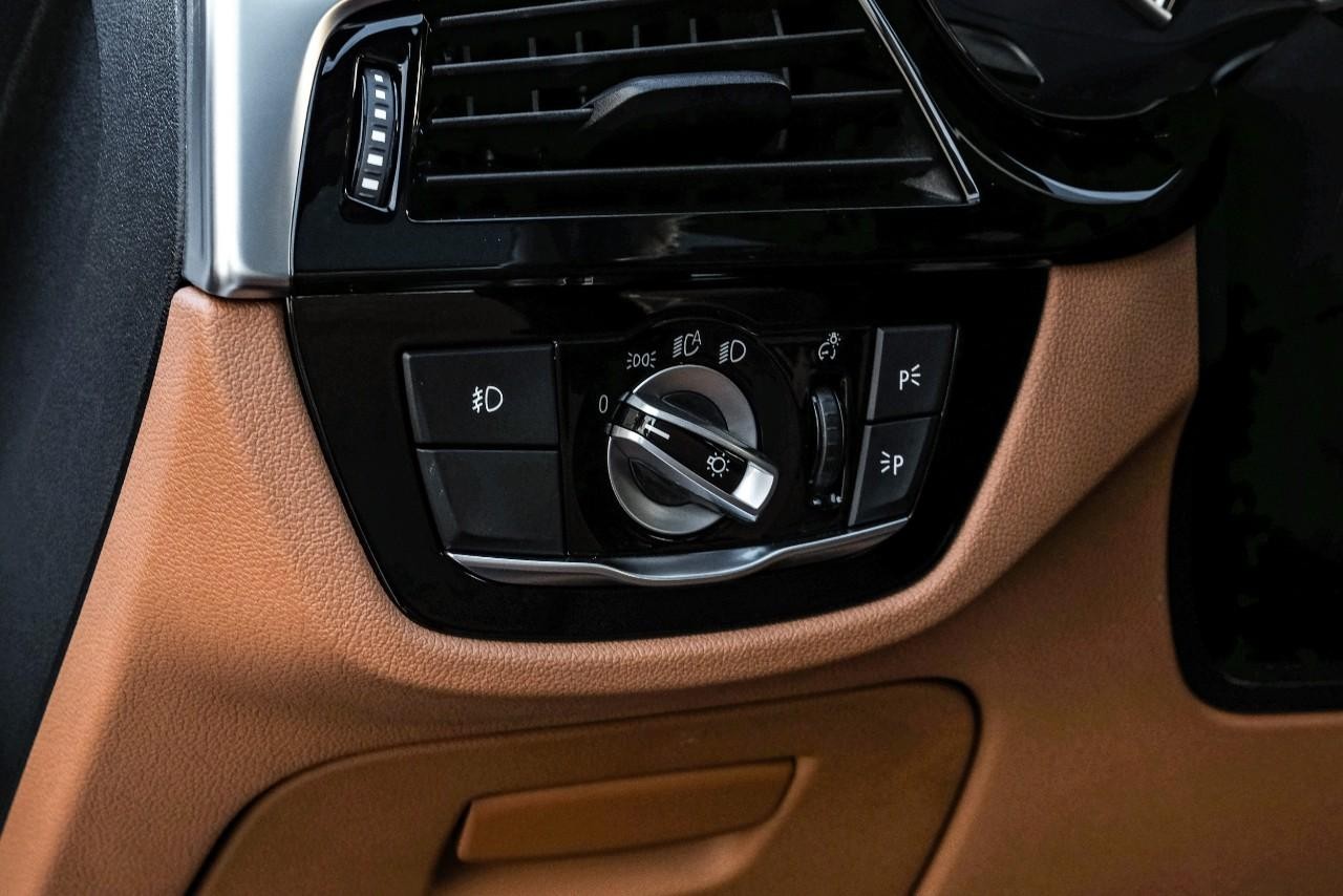 BMW 540i Vehicle Main Gallery Image 29