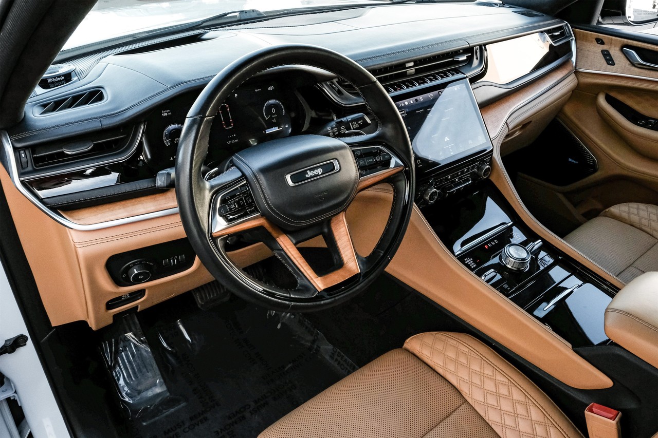 Jeep Grand Cherokee L Vehicle Main Gallery Image 03