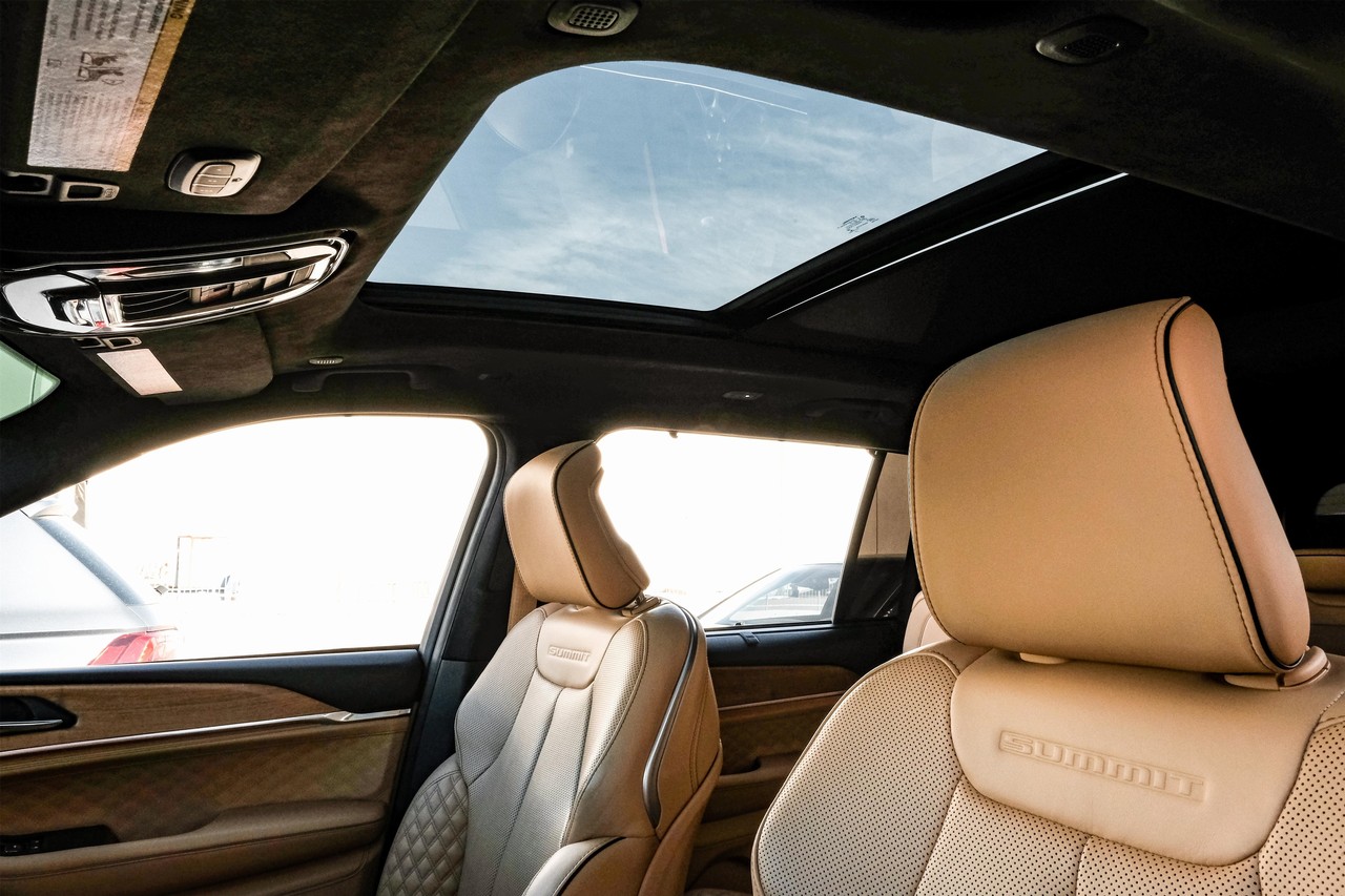 Jeep Grand Cherokee L Vehicle Main Gallery Image 05