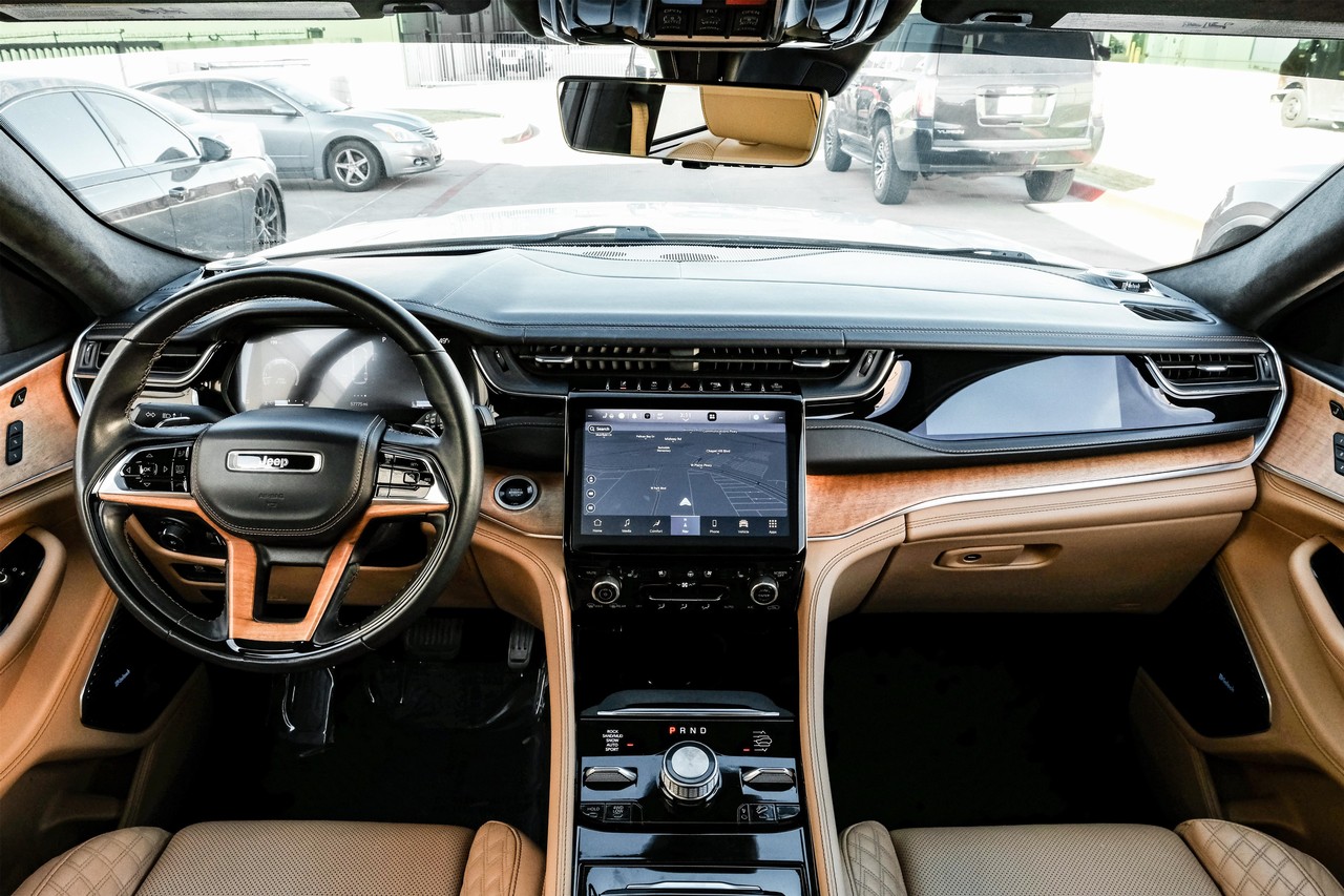 Jeep Grand Cherokee L Vehicle Main Gallery Image 15