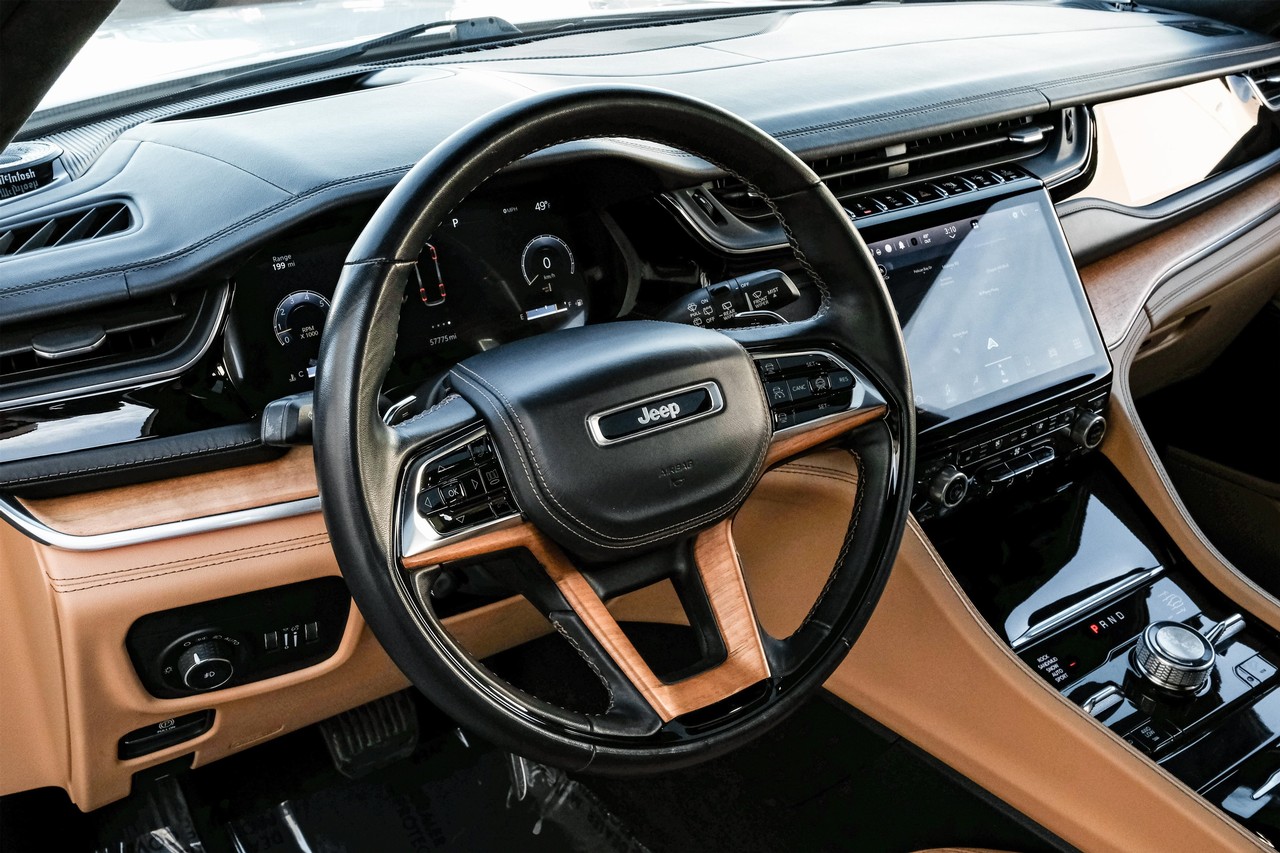 Jeep Grand Cherokee L Vehicle Main Gallery Image 16