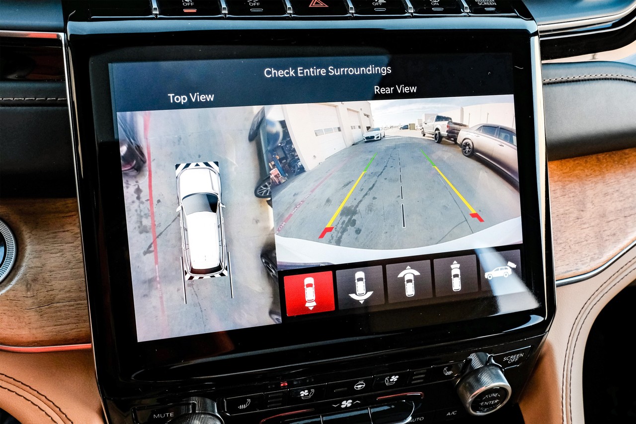 Jeep Grand Cherokee L Vehicle Main Gallery Image 24