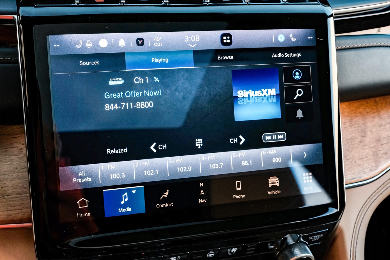 Jeep Grand Cherokee L Vehicle Main Gallery Image 33