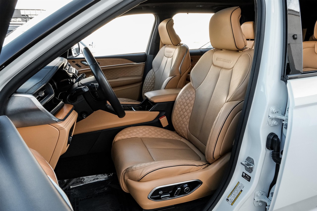 Jeep Grand Cherokee L Vehicle Main Gallery Image 35