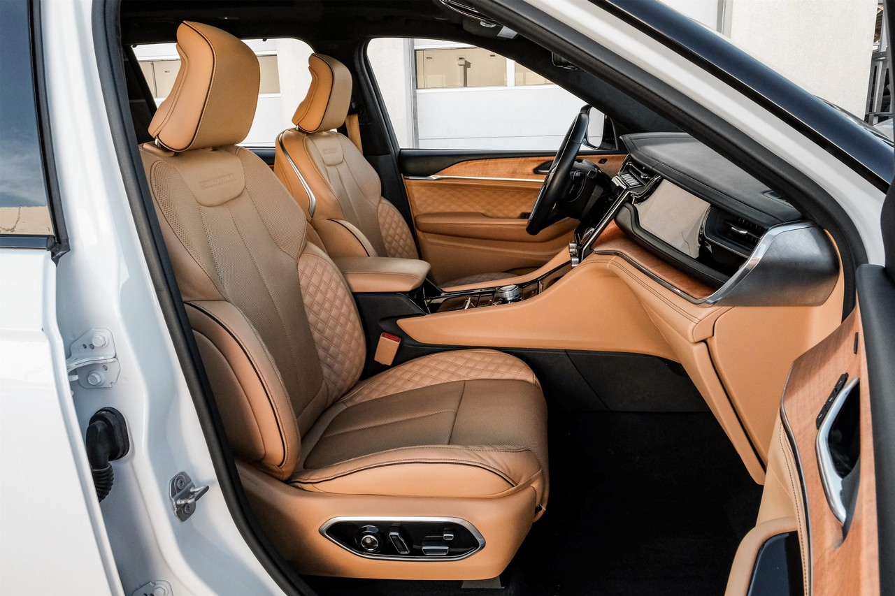 Jeep Grand Cherokee L Vehicle Main Gallery Image 37