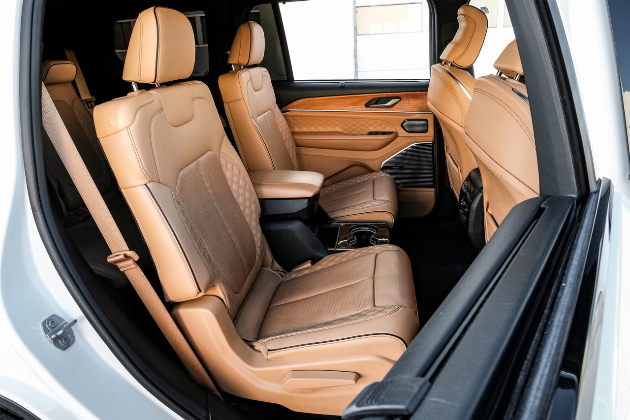 Jeep Grand Cherokee L Vehicle Main Gallery Image 40