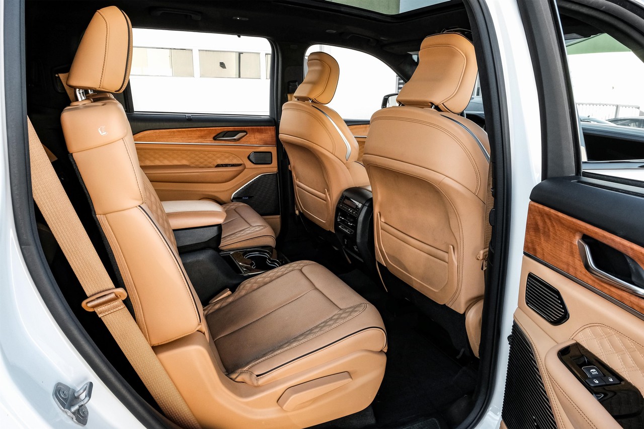 Jeep Grand Cherokee L Vehicle Main Gallery Image 41