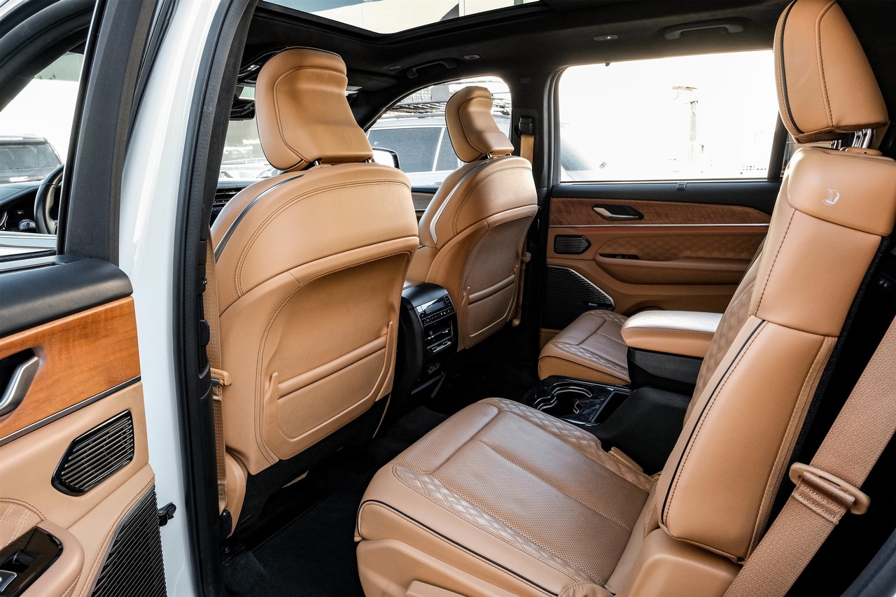 Jeep Grand Cherokee L Vehicle Main Gallery Image 44