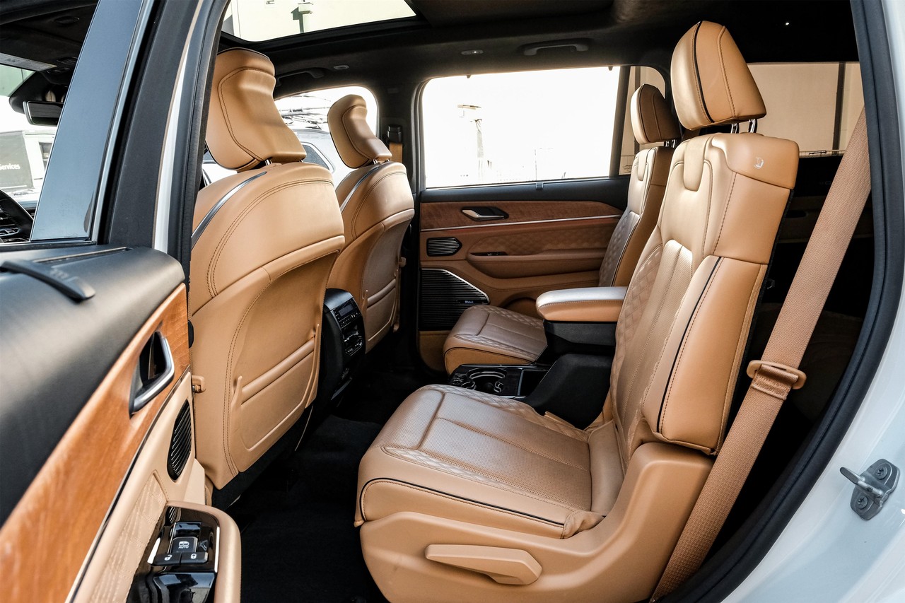 Jeep Grand Cherokee L Vehicle Main Gallery Image 45