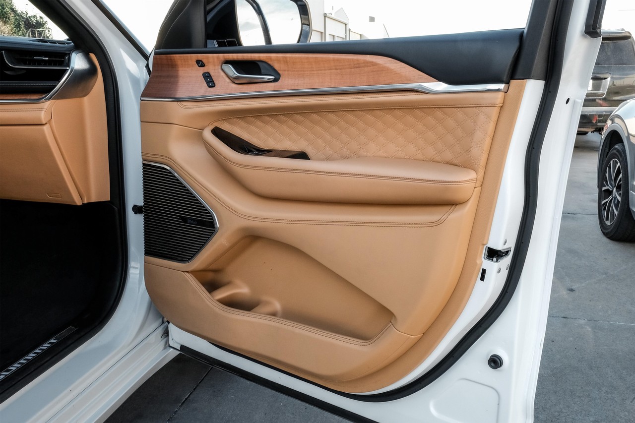 Jeep Grand Cherokee L Vehicle Main Gallery Image 53