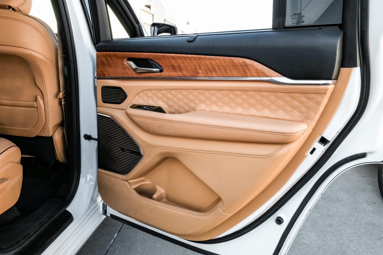 Jeep Grand Cherokee L Vehicle Main Gallery Image 56