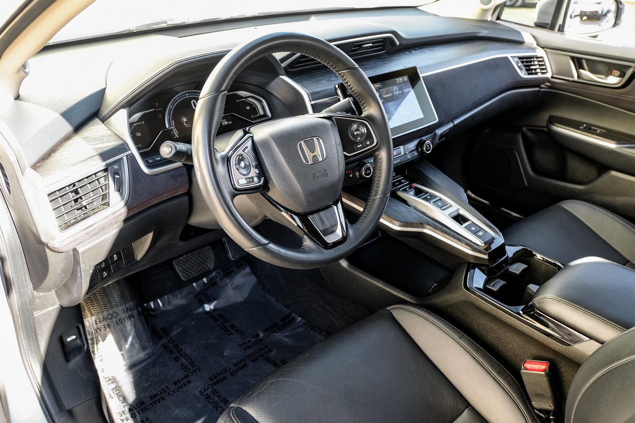 Honda Clarity Plug-In Hybrid Vehicle Main Gallery Image 03