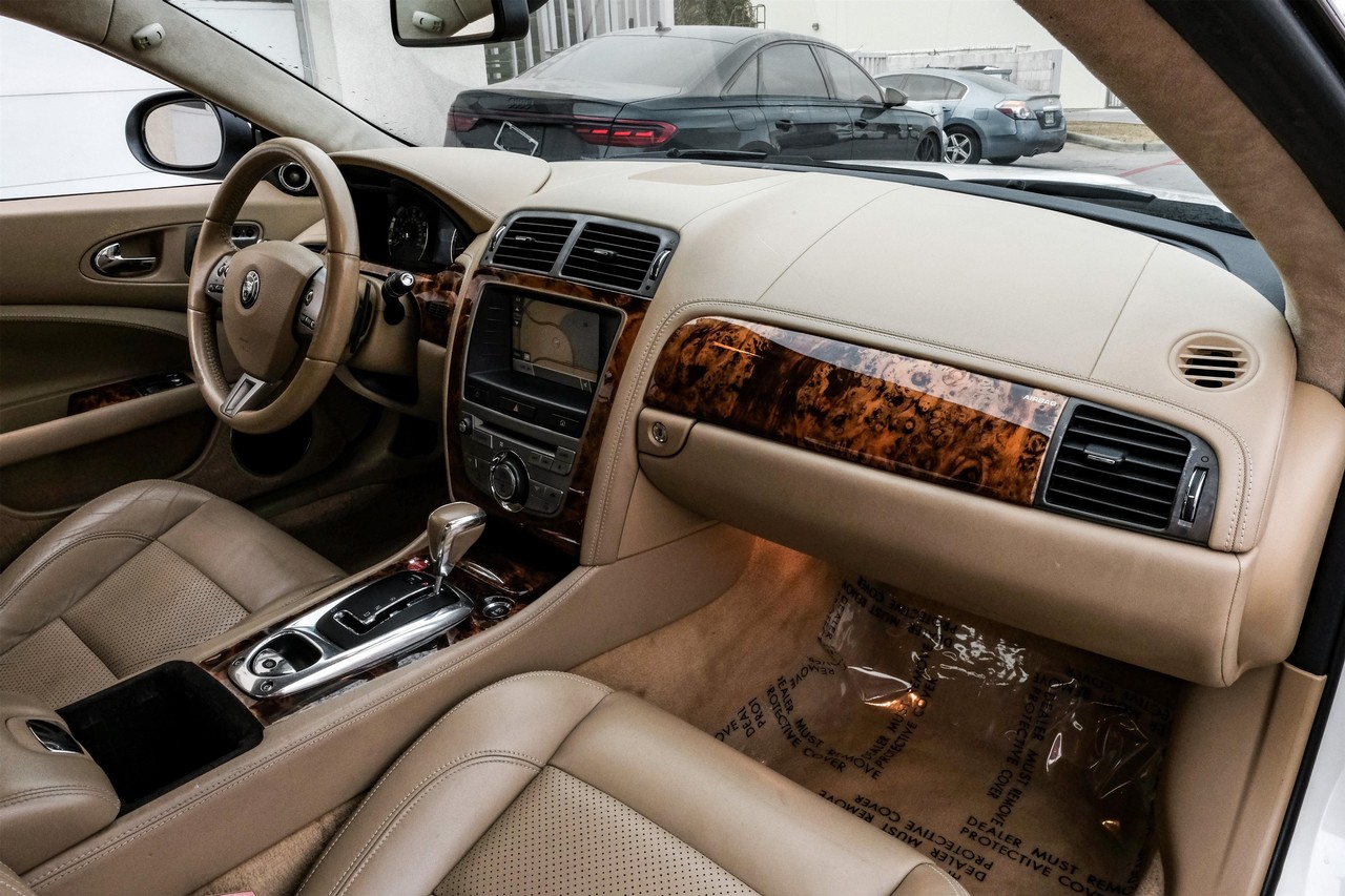 Jaguar XK Vehicle Main Gallery Image 16