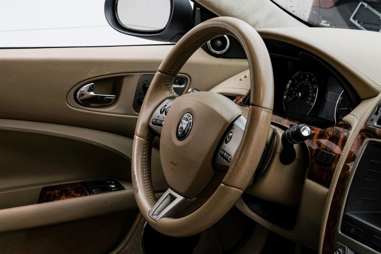 Jaguar XK Vehicle Main Gallery Image 17