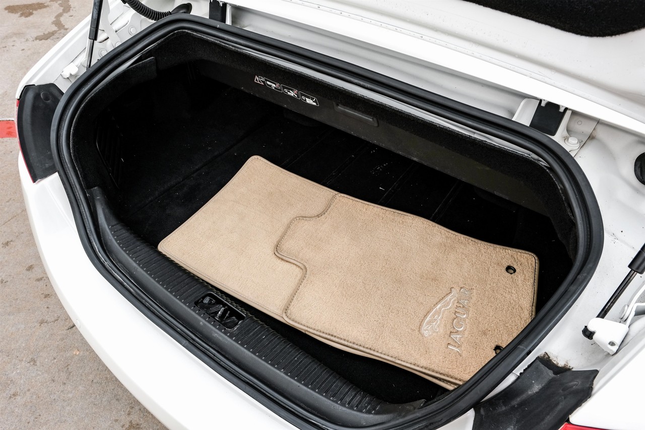 Jaguar XK Vehicle Main Gallery Image 40