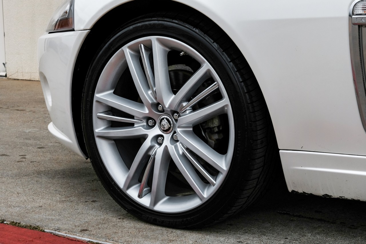 Jaguar XK Vehicle Main Gallery Image 43